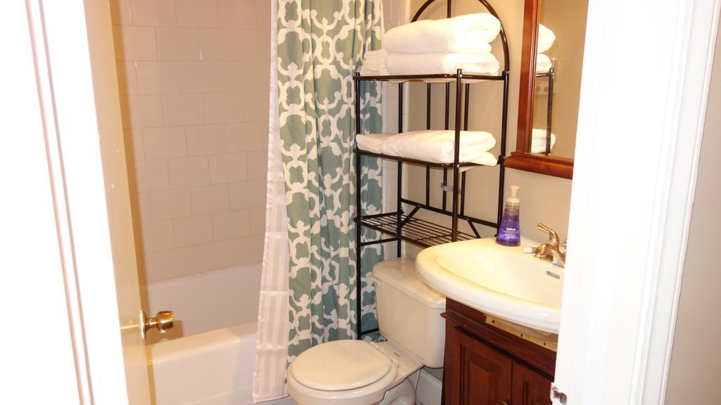 The Better Half Duplex Apartment Charlotte Room photo